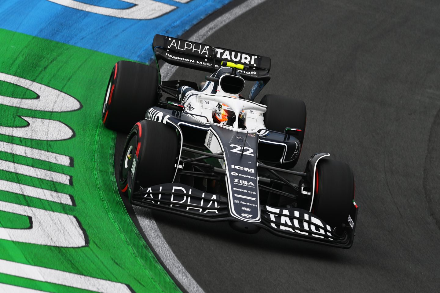 红牛车队险胜雷诺车队，拉塞尔高光表现